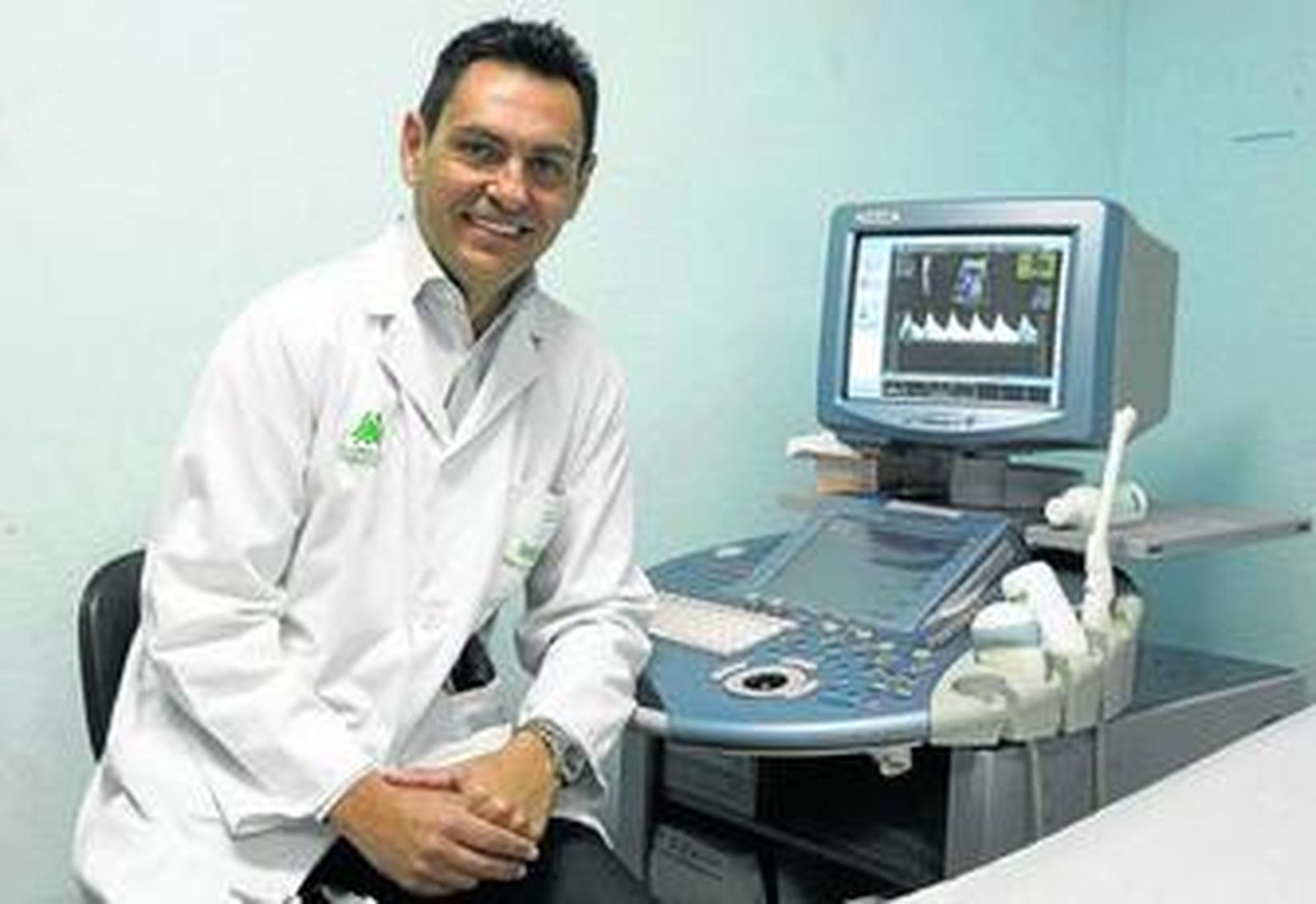 José Luis Bartha posa en la consulta de medicina fetal del Puerta del Mar delante de un ecógrafo.