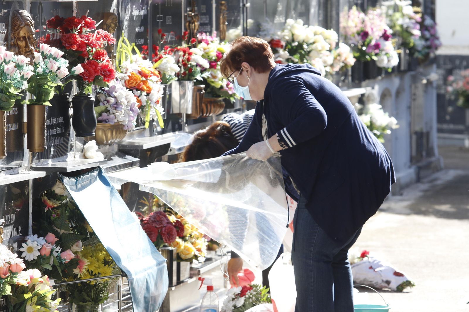 El covid-19 motiva un Día de los Santos de recogimiento en los cementerios de Córdoba