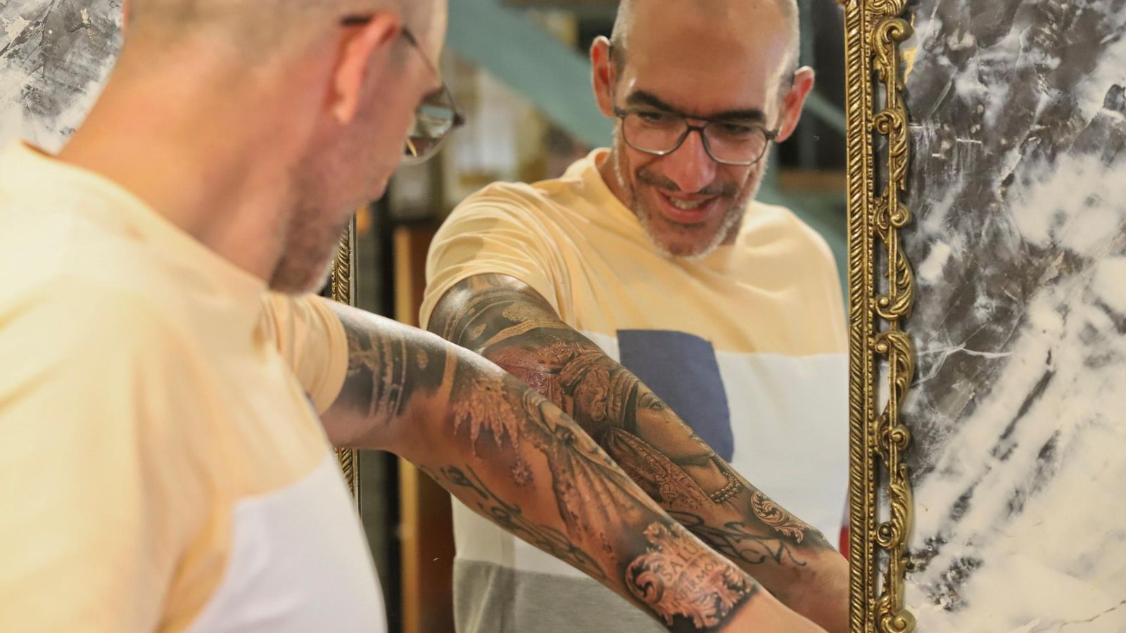 El cofrade ve terminado su tatuaje de la Virgen de la Salud