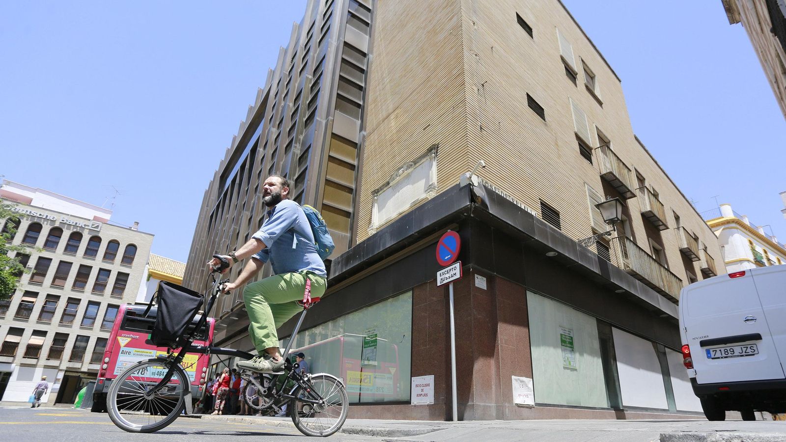 La placa antes de la remodelación del edificio.