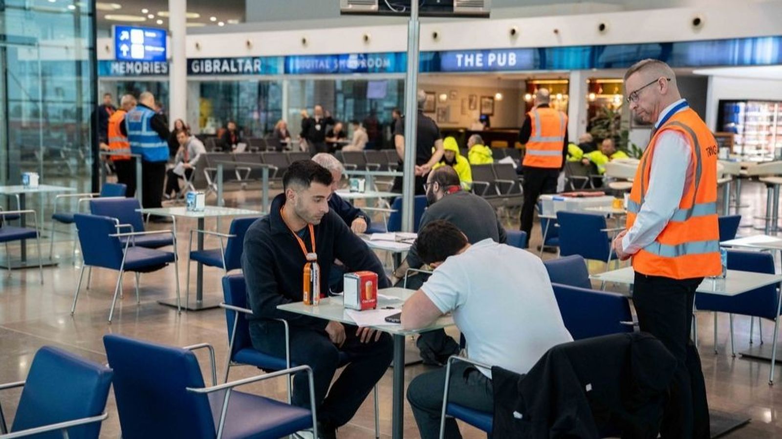Participantes en el simulacro llevado a cabo en el aeropuerto de Gibraltar.