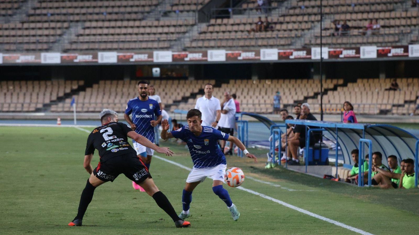 Perotti intenta superar a Fer.