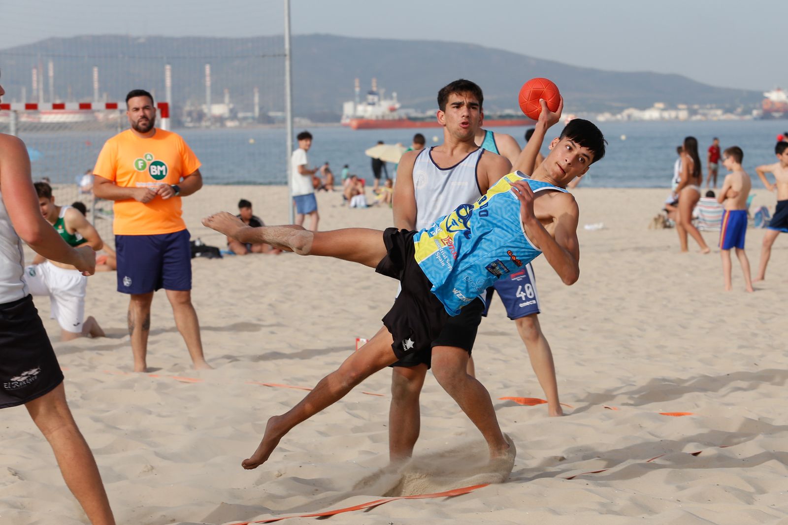 Entrenamiento de la selección andaluza juvenil de balonmano playa, en imágenes