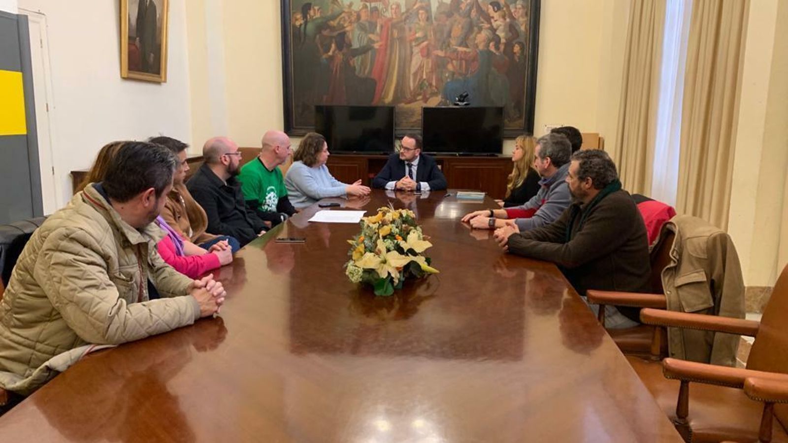 Miembros de la Coordinadora de Temporales contra el Fraude reunidos con responsables de la Subdelegación del Gobierno en Sevilla.