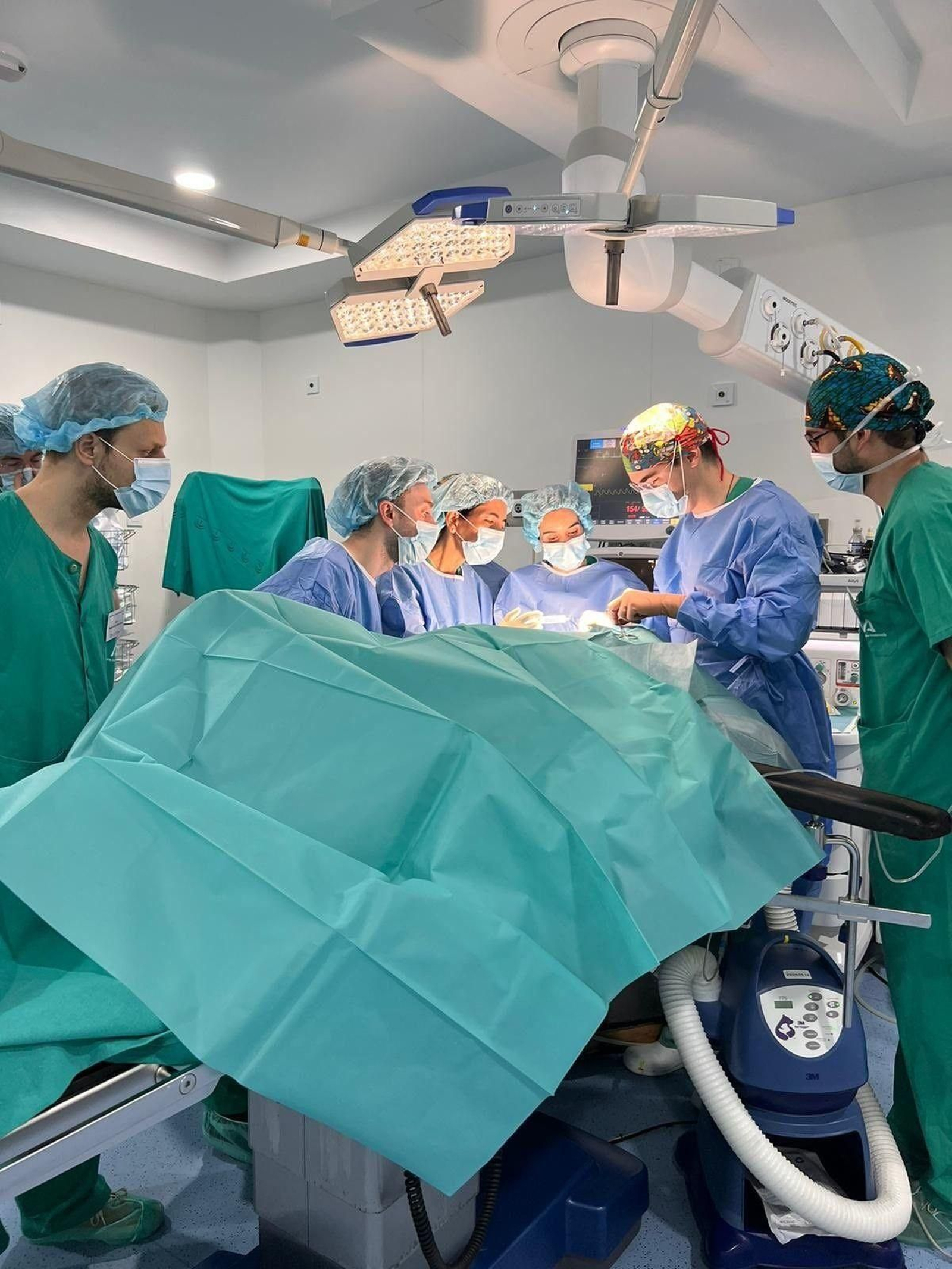 Intervención quirúrgica del equipo de Dermatología del Hospital Puerta del Mar de Cádiz.