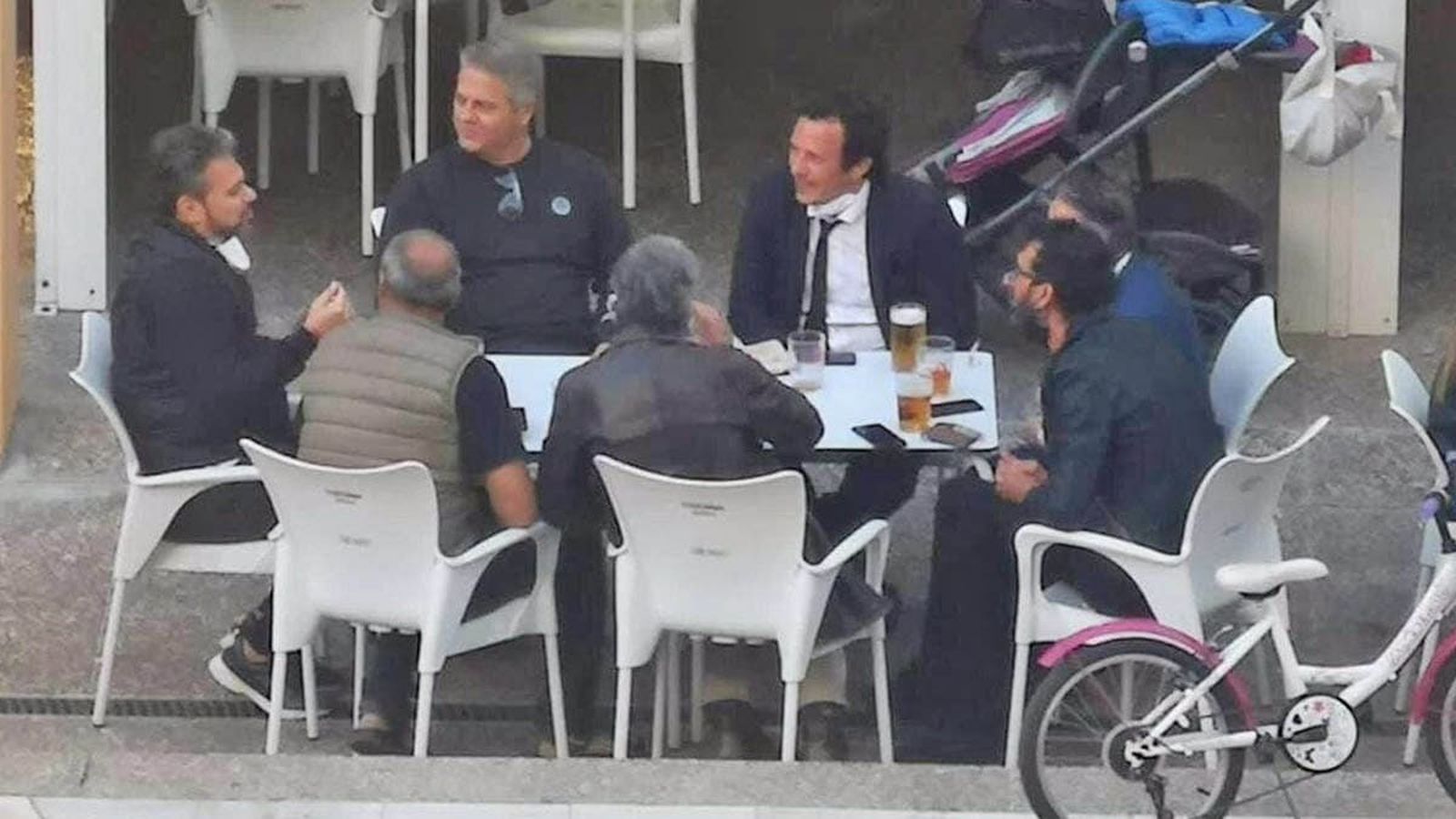 Imagen de la mesa, en el momento en que ya superaba los seis comensales que permite la norma a raíz del covid