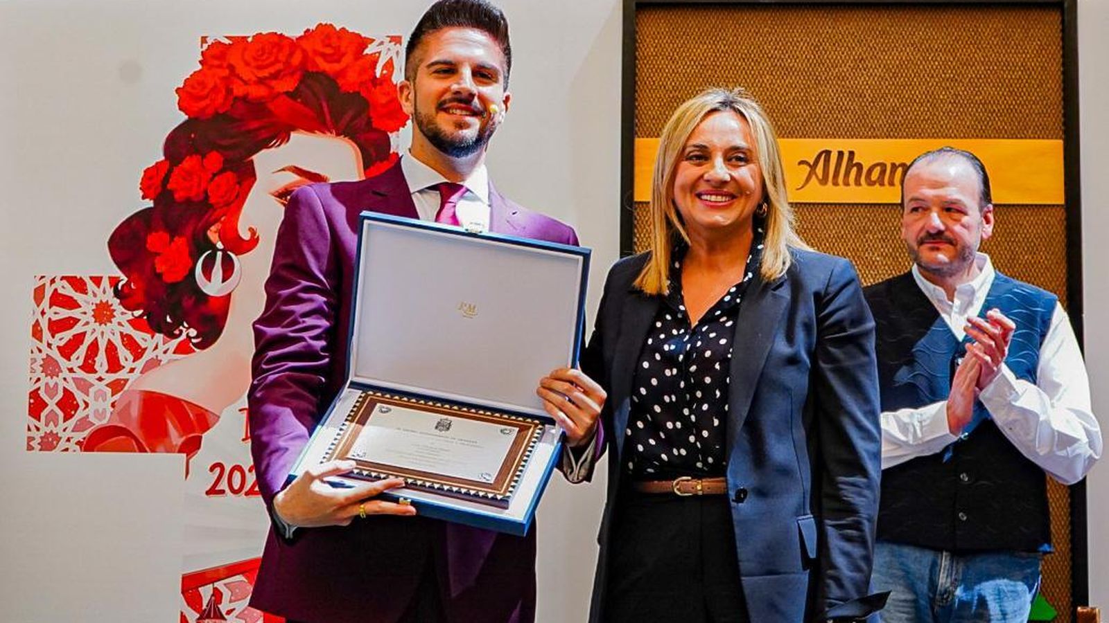 La alcaldesa ha entregado una placa al pregonero.