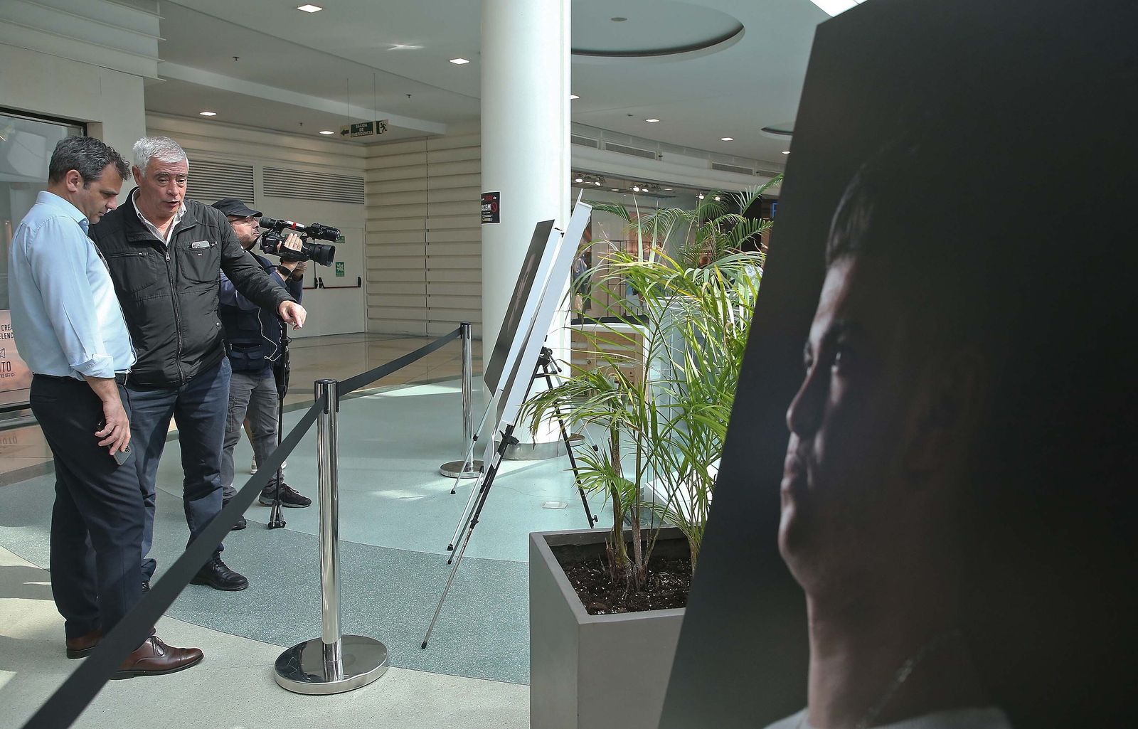 Fotos de la exposición 'Idas y venidas' en el centro comercial Puerta Europa  en Algeciras