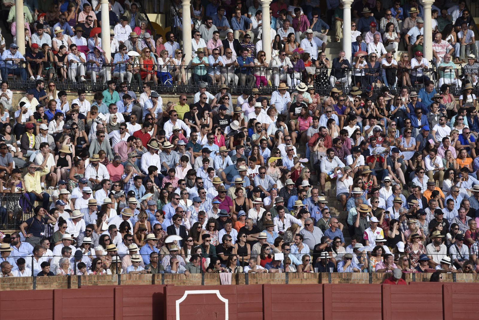 Búscate en la tercera corrida de toros de la Feria de San Miguel de Sevilla