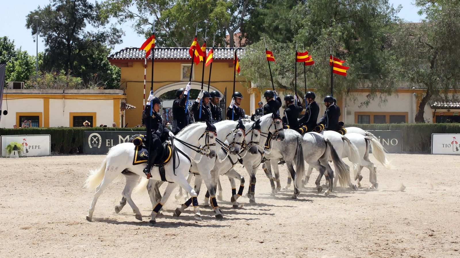 Entrega del Caballo de Oro en Jerez a la Unidad Especial de Caballería de la Policía Nacional.