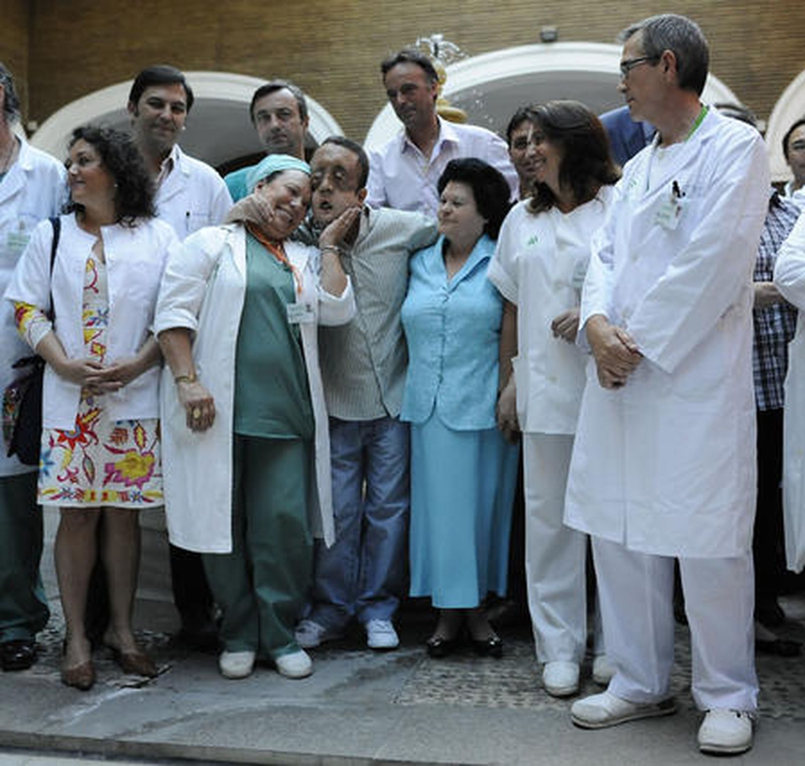 Rafael, con familiares y miembros del equipo médico que llevó a cabo el primer trasplante de cara de Andalucía.

Foto: Juan Carlos Vázquez