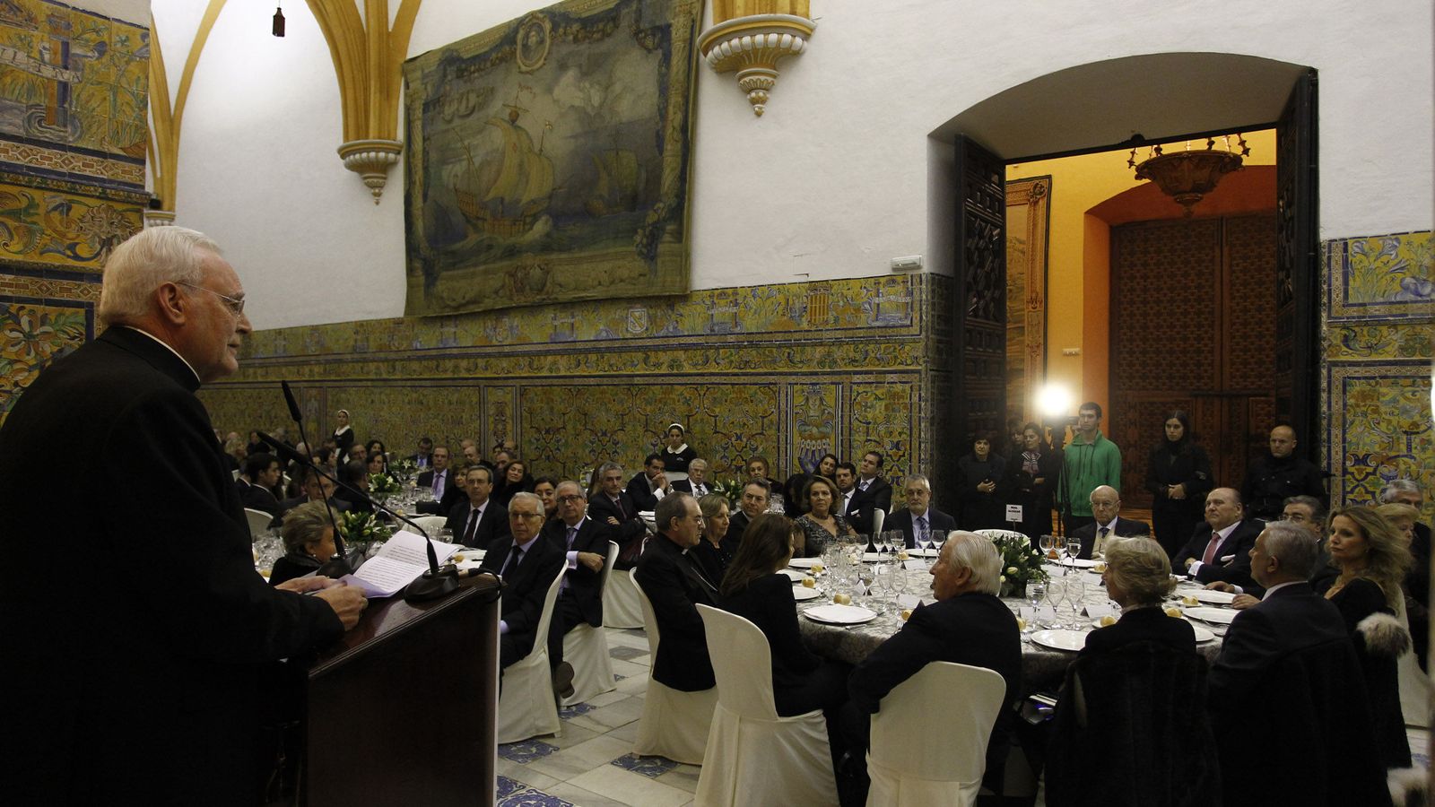 El cardenal se dirige a los asistentes a la entrega del I Premio Manuel Clavero.