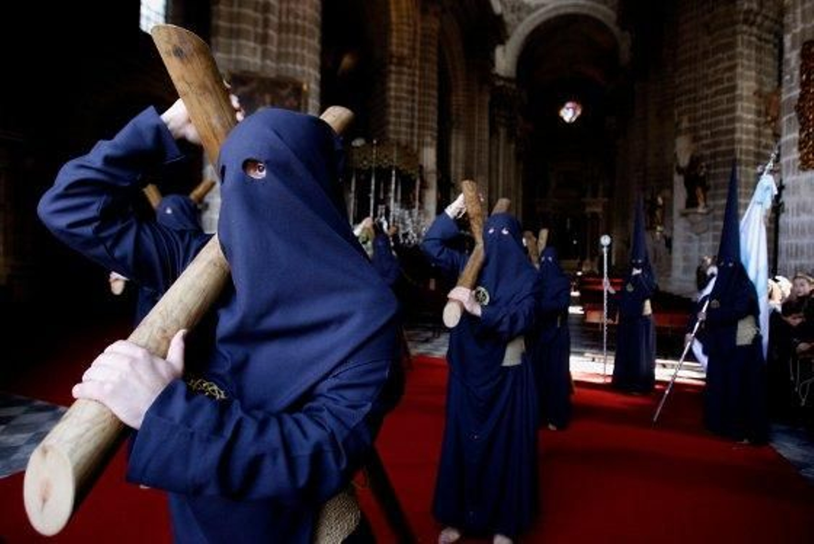 Nazarenos penitentes de la hermandad del Santísimo Cristo del Perdón, con sus características cruces arbóreas, ayer, momentos antes de salir de la Catedral.

Foto: Pascual