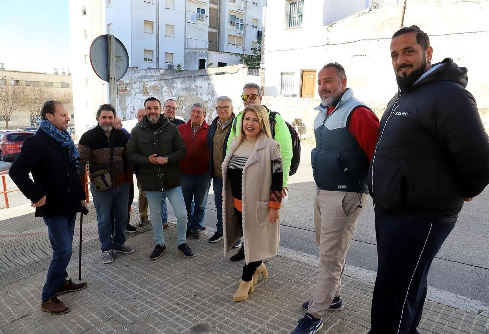 La alcaldesa, con vecinos de la calle Vista Alegre