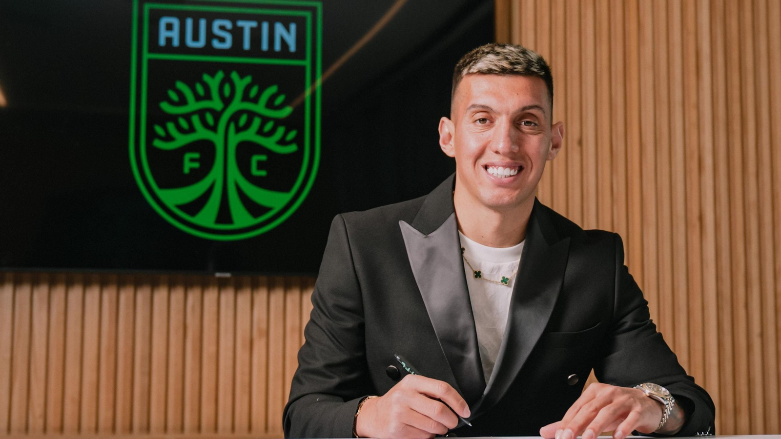 El albanés posa en las instalaciones del Austin