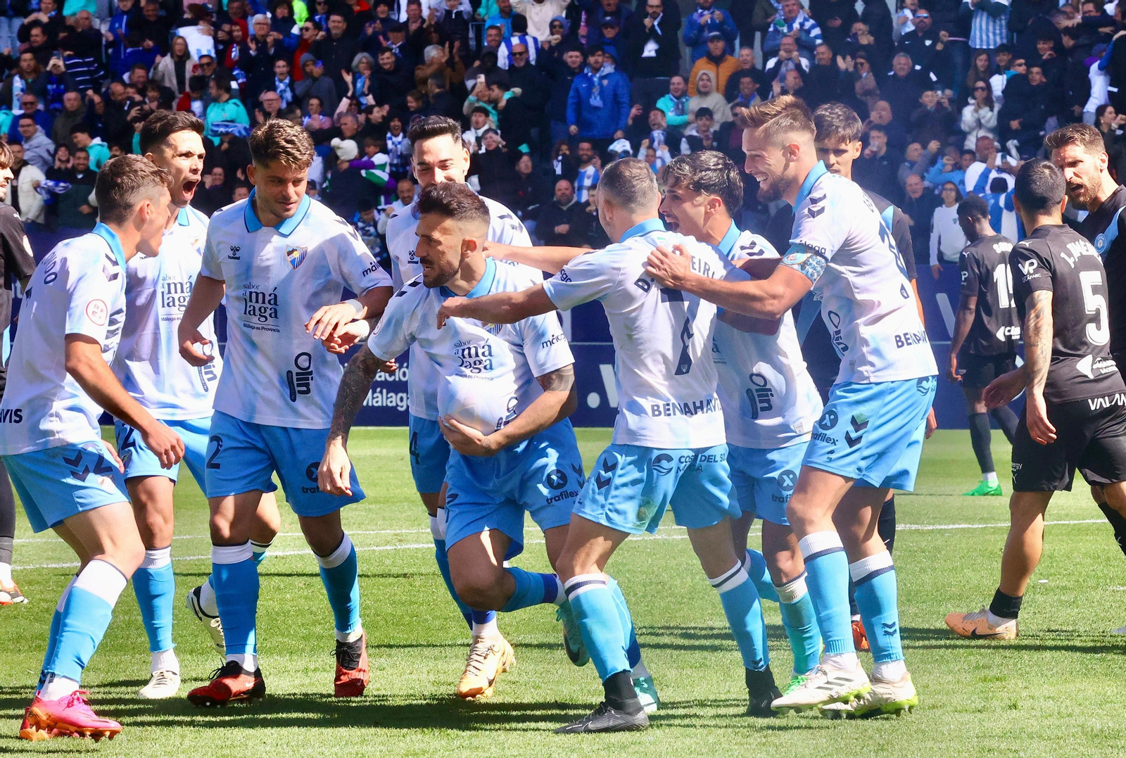 Dioni celebra el gol con sus compañeros.