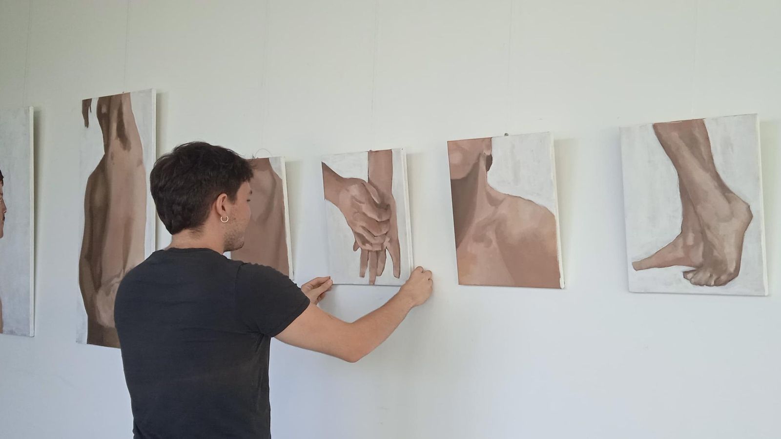 Jorge Molero durante el montaje de sus obras en la exposición. Jorge Molero durante el montaje de sus obras en la exposición.
