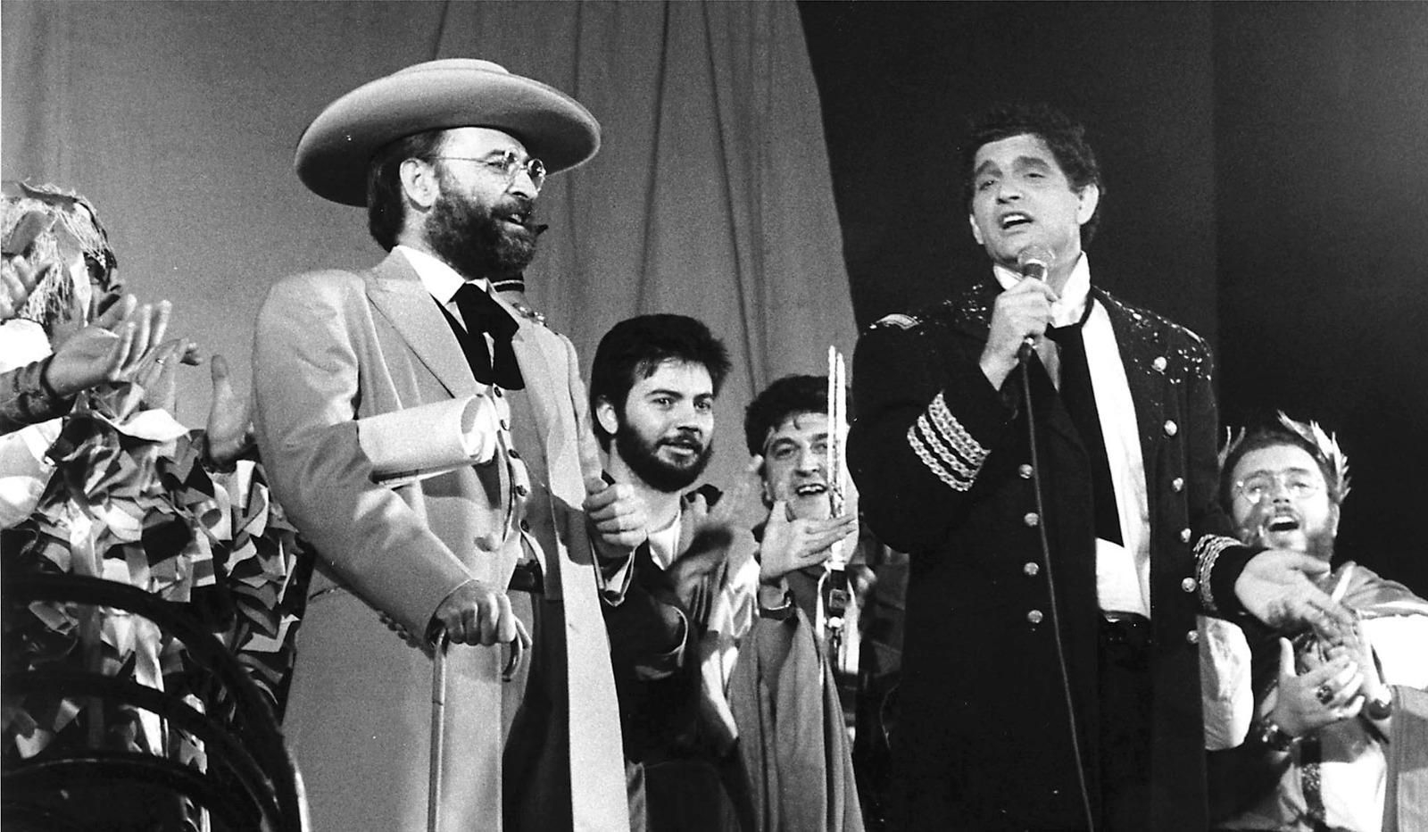 Antonio Burgos, izquierda, disfrazado de indiano junto a Carlos Cano en el pregón del Carnaval 1988.