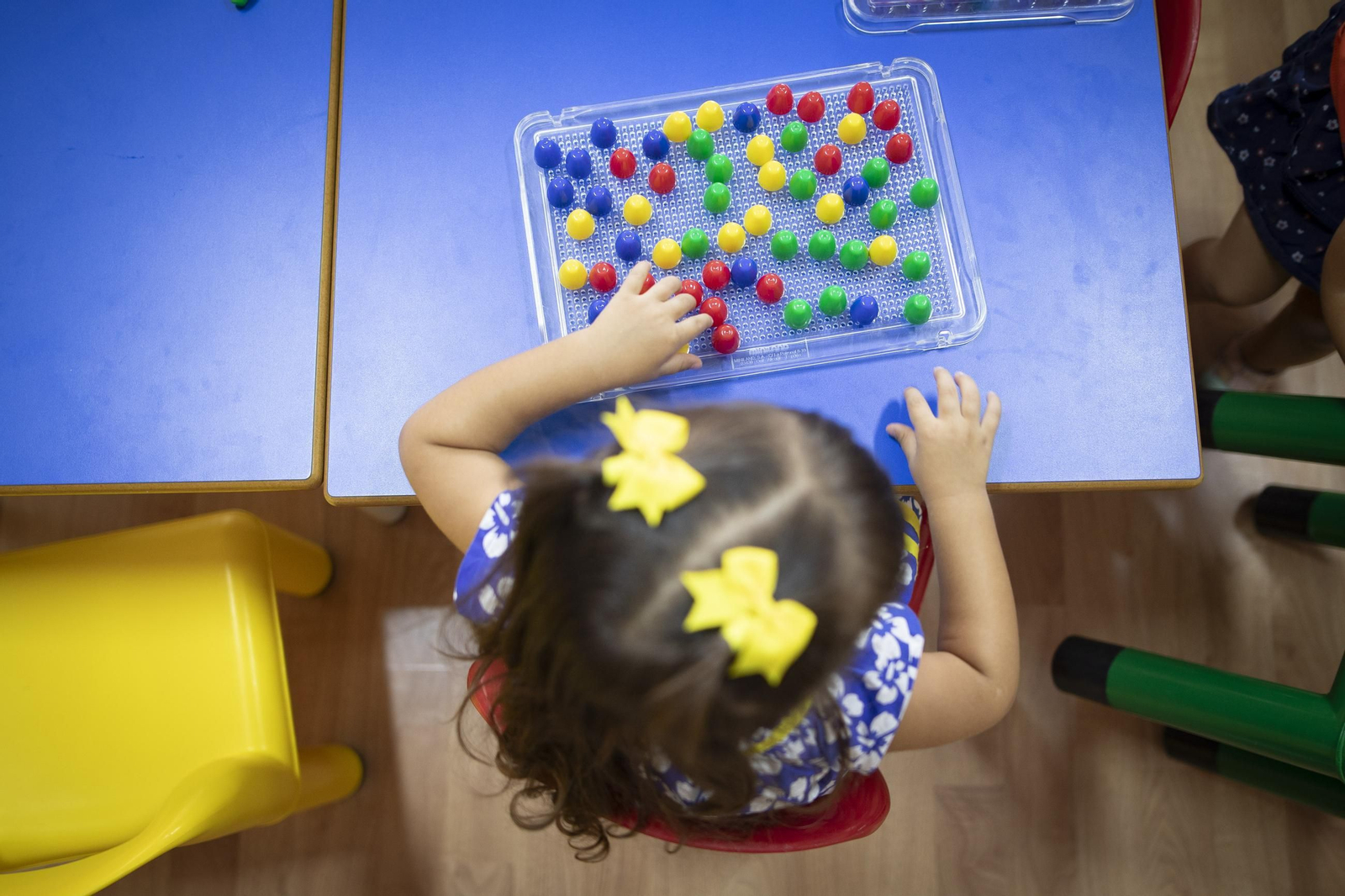Una alumna juega en clase, en una imagen de archivo.