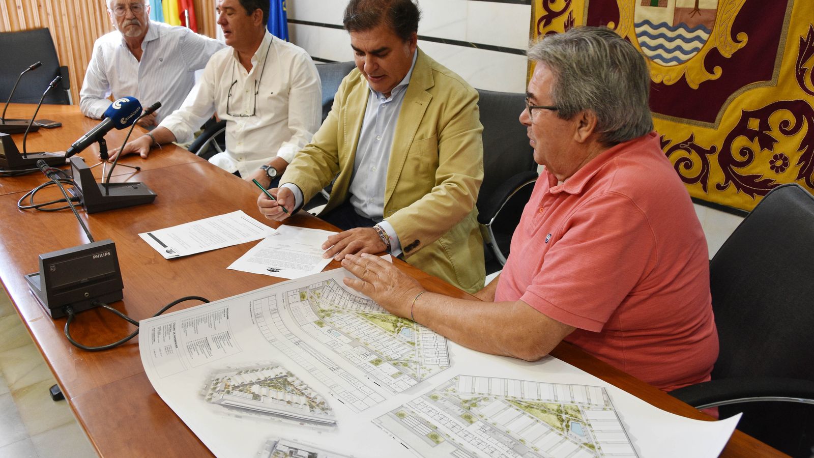 Momento de la firma de la adjudicación de la parcela.