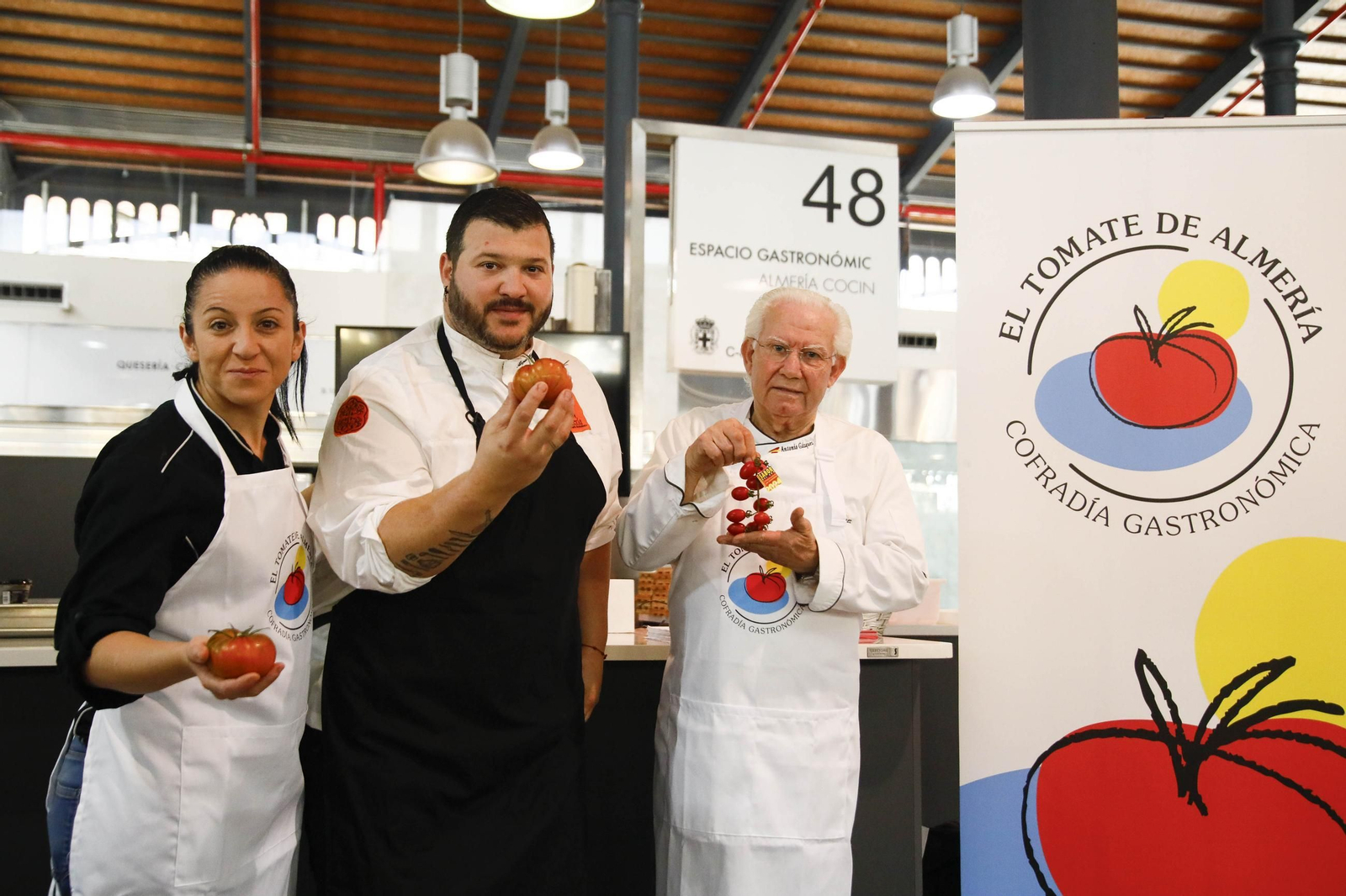 El tomate en el corazón de la cocina: Los martes gastronómicos en el mercado central de Almería, en imágenes