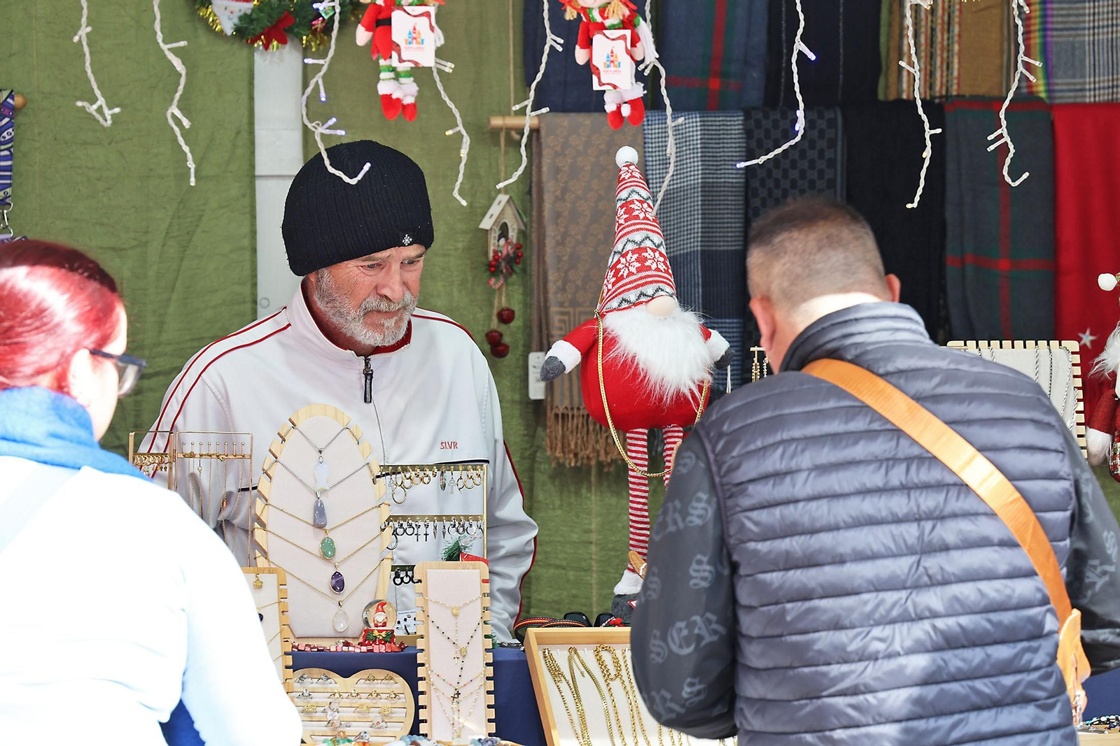 Imágenes del mercado navideño de la Plaza de Las Monjas