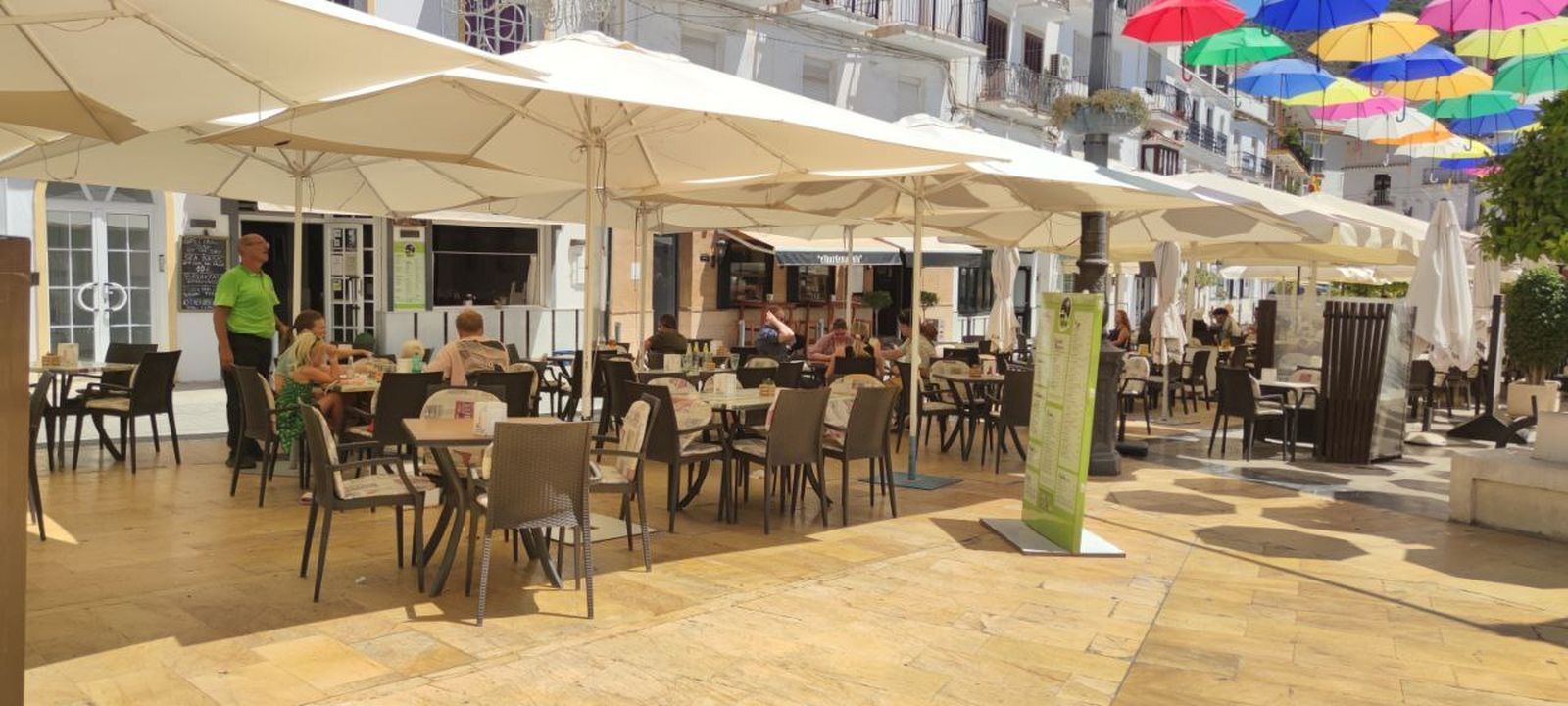 Vista de las terrazas de los negocios de hostelería de Torrox