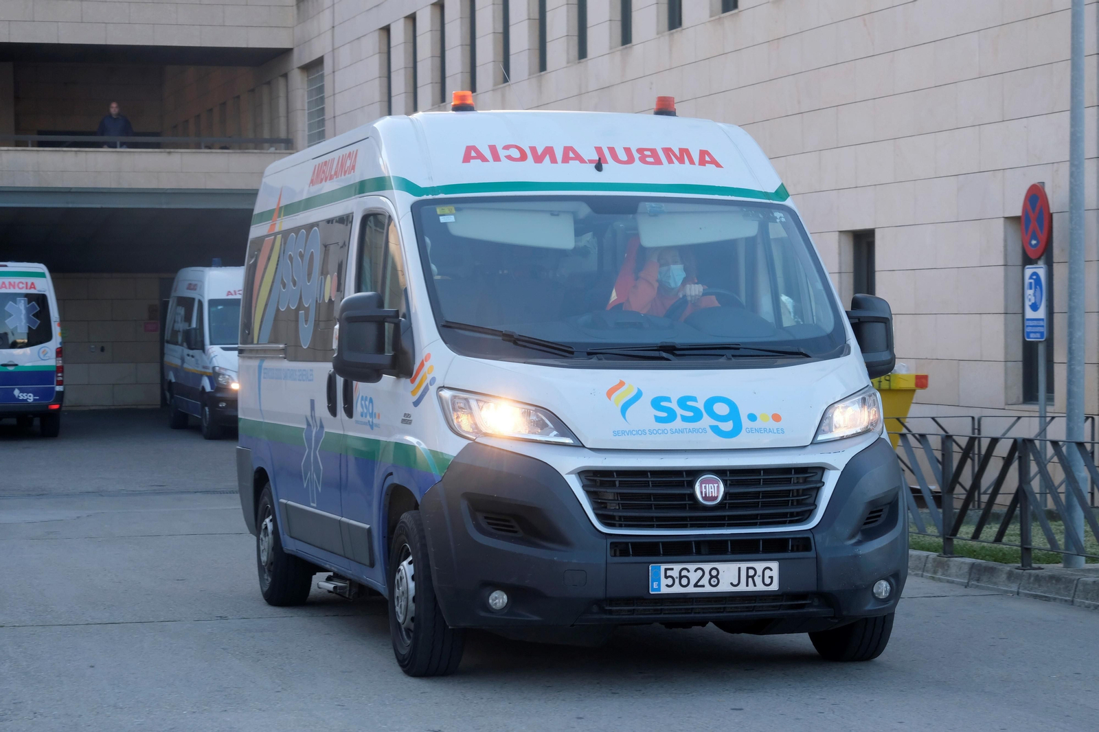 Una ambulancia en el Reina Sofía de Córdoba.