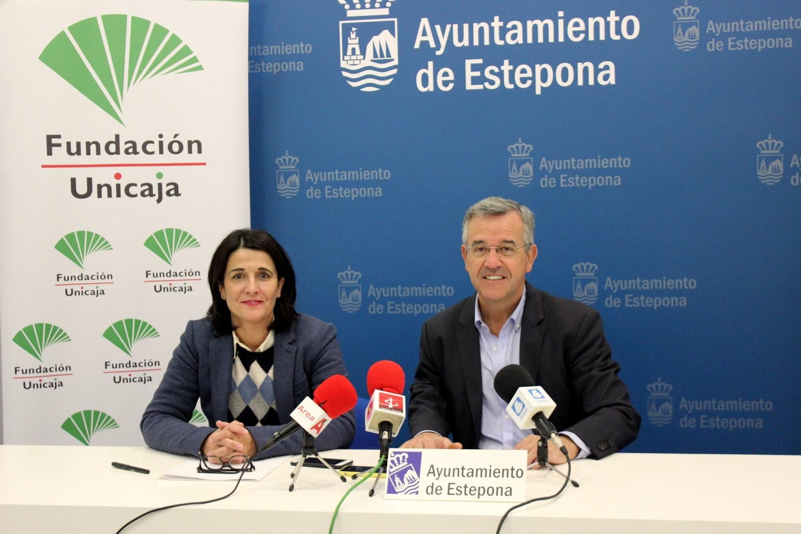 Emilia Garrido y José María García Urbano, durante la presentación del concurso.