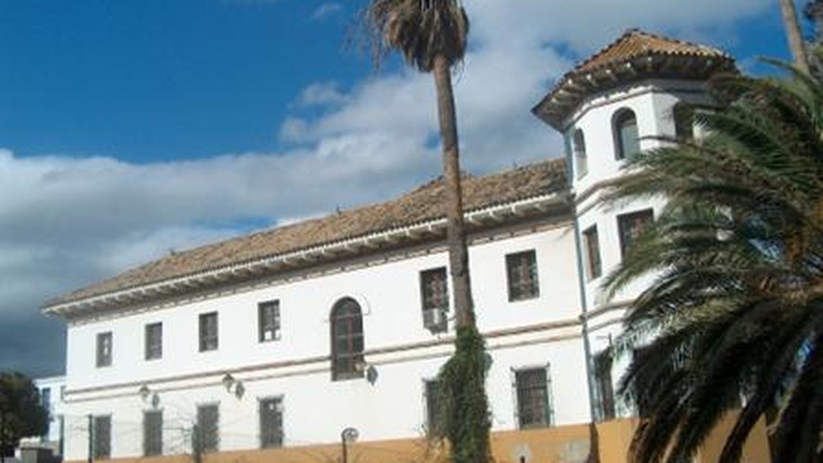 3.- Vista desde el sudeste, en primer plano el torreón de planta poligonal de influencia británica y que en tiempos debió tener una excelente vista sobre la bahía.