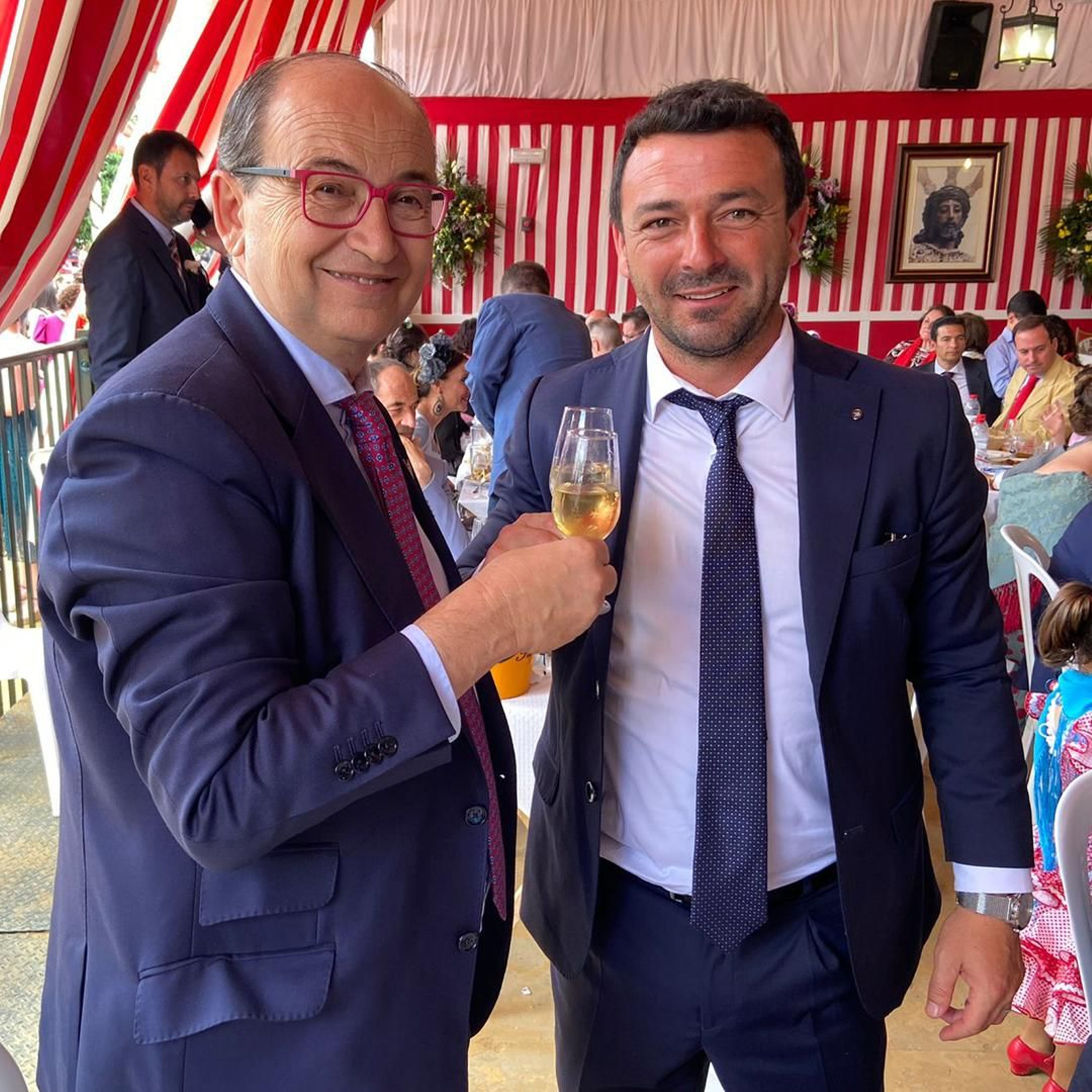 José Castro brinda con Alejandro Acejo en el almuerzo del Sevilla Atlético, este lunes.
