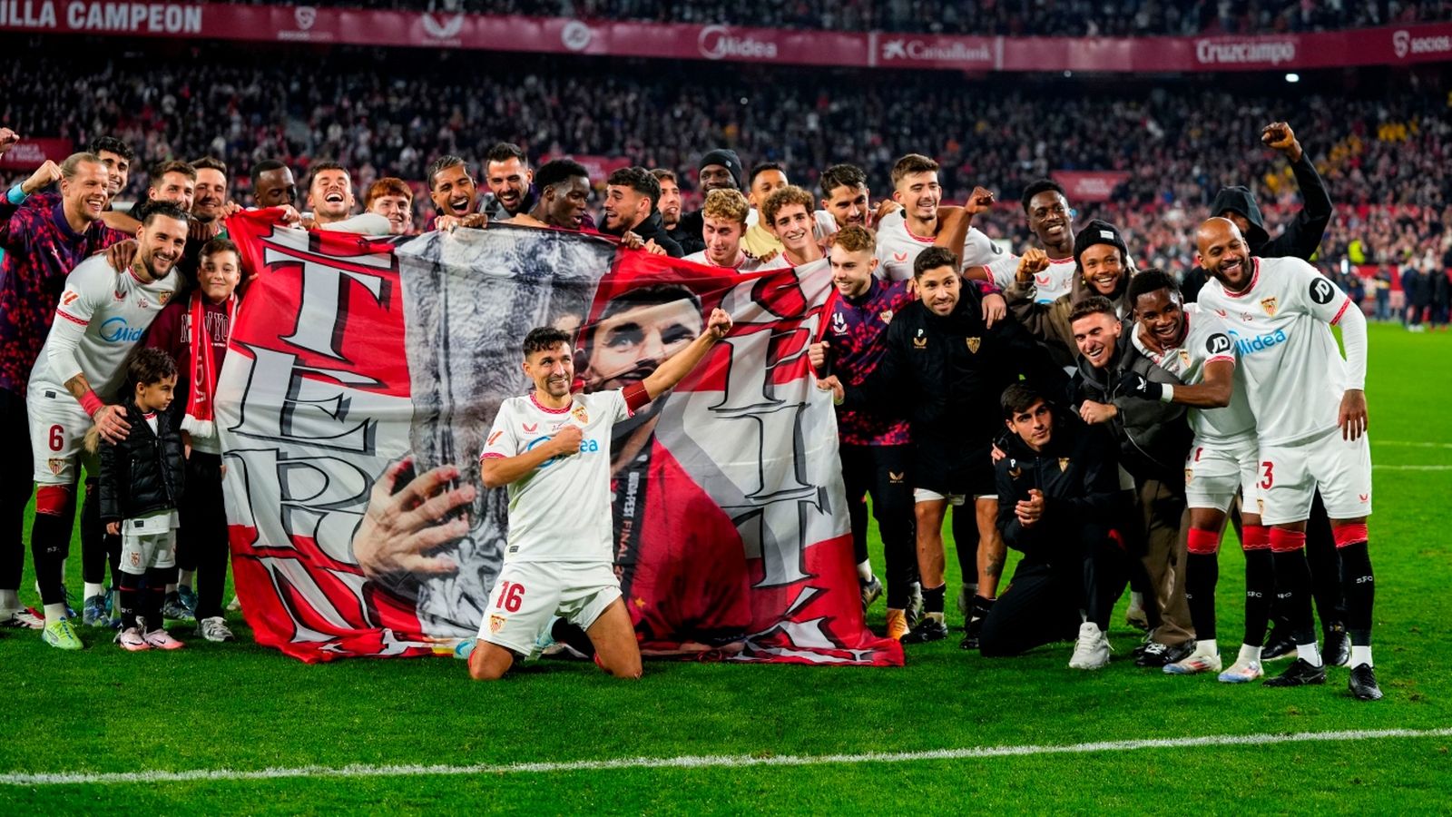 El jugador almeriense estuvo presente en la despedida de Jesús Navas.