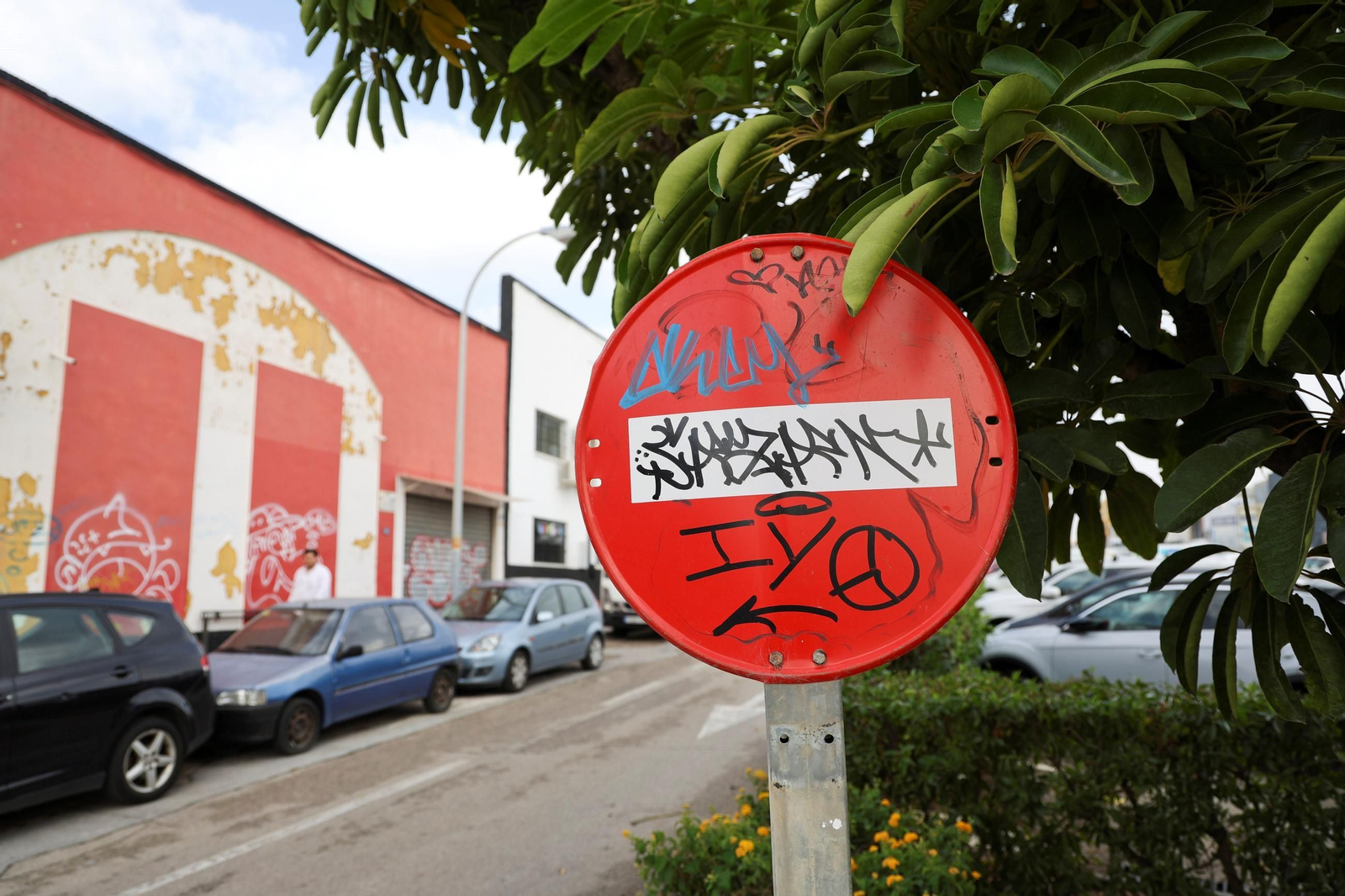 Señales de tráfico también vandalizadas. Señales de tráfico también vandalizadas.