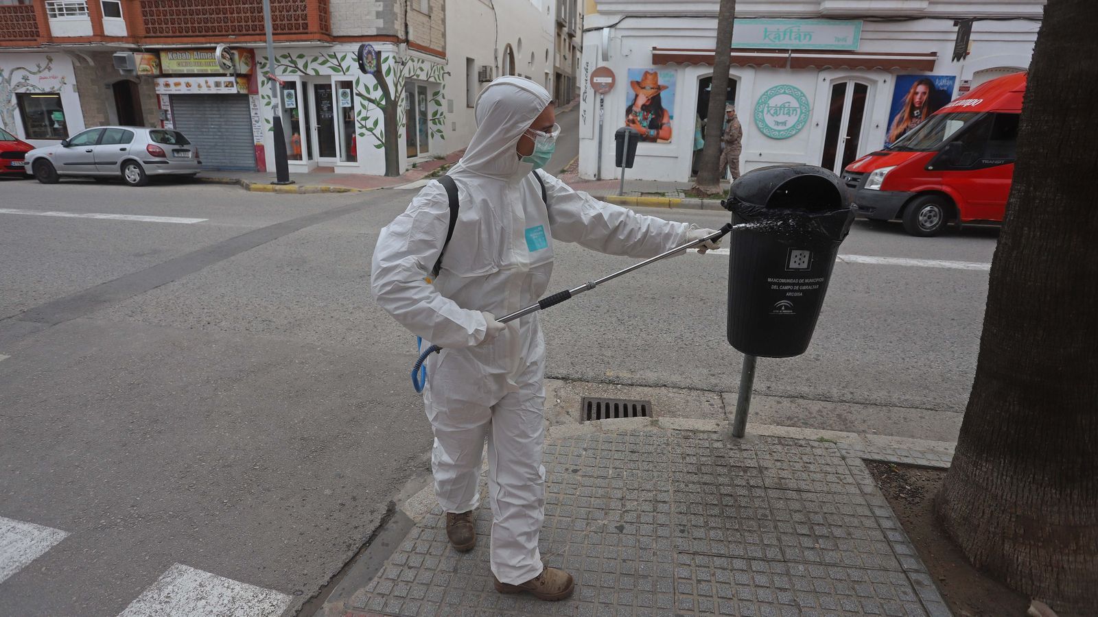 Fotos de las tareas de desinfección y limpieza de la Infantería de Marina en Tarifa