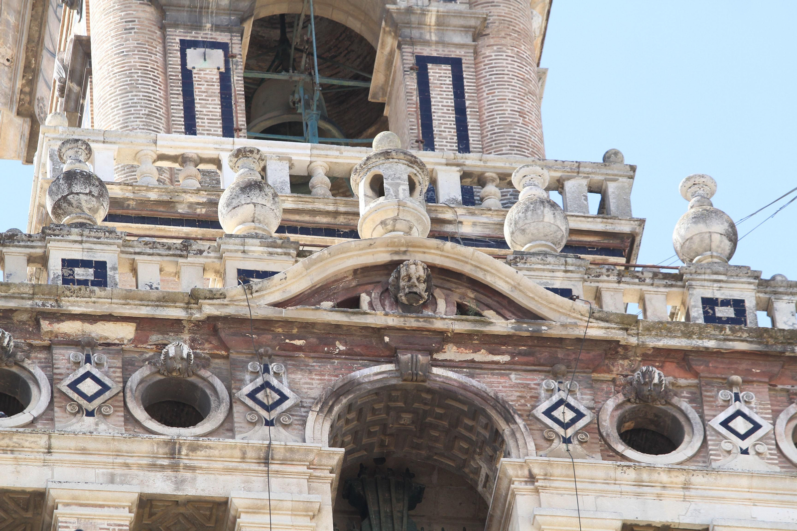Detalles de campanario de la parte más alta y sus desperfectos.
