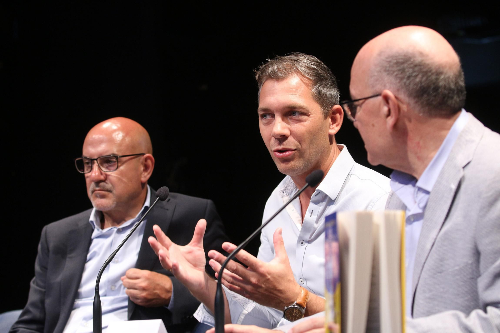 Romain Puértolas entre Antonio Lao, director de Diario de Almería y Antonio Galindo, coordinador de ‘Diario de los Libros’.
