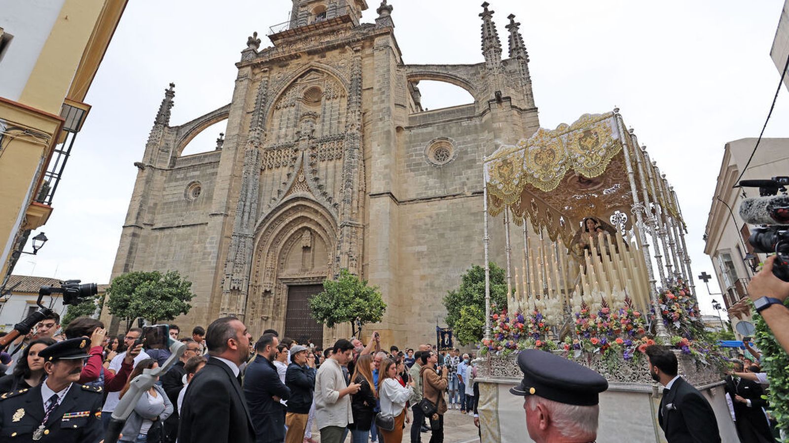 Madre de Dios del Rosario saliendo bajo palio de Santiago.
