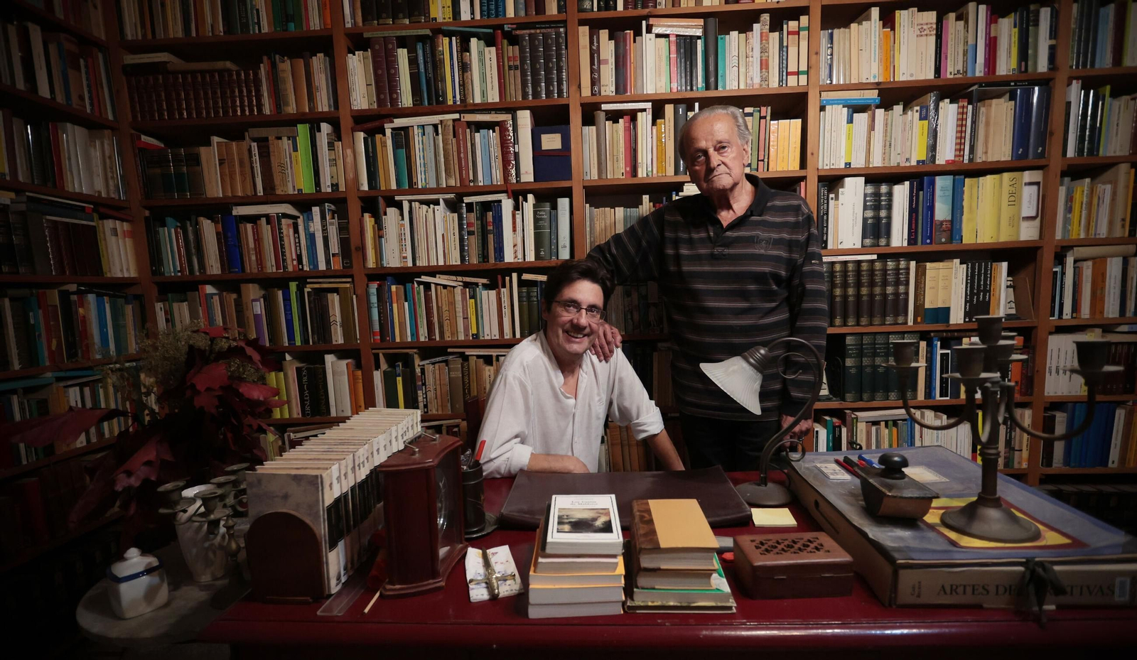 Fernando Taboada y Francisco Bejarano posan en casa del escritor en Jerez.