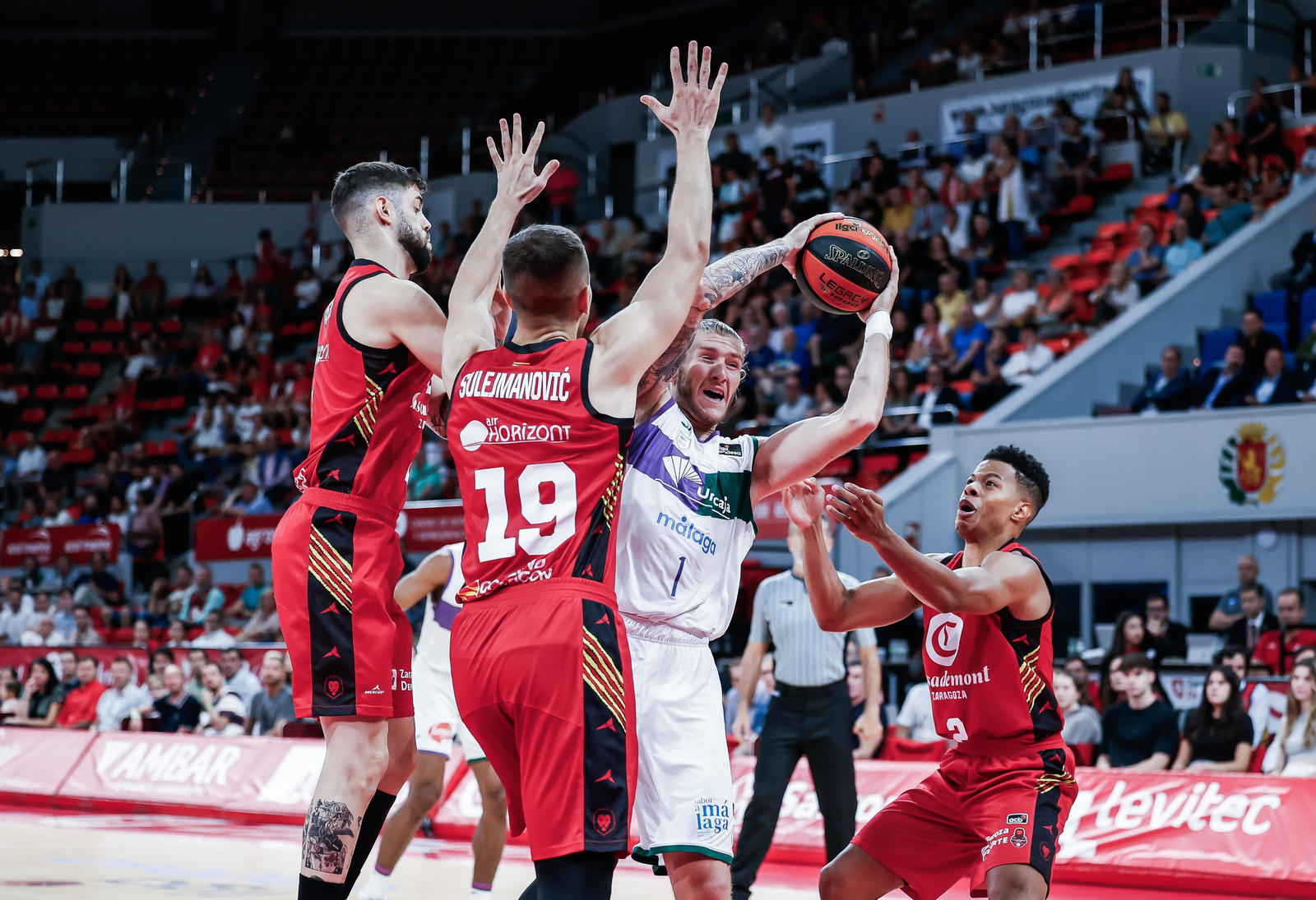 Dylan Osetkowski, rodeado de rivales.