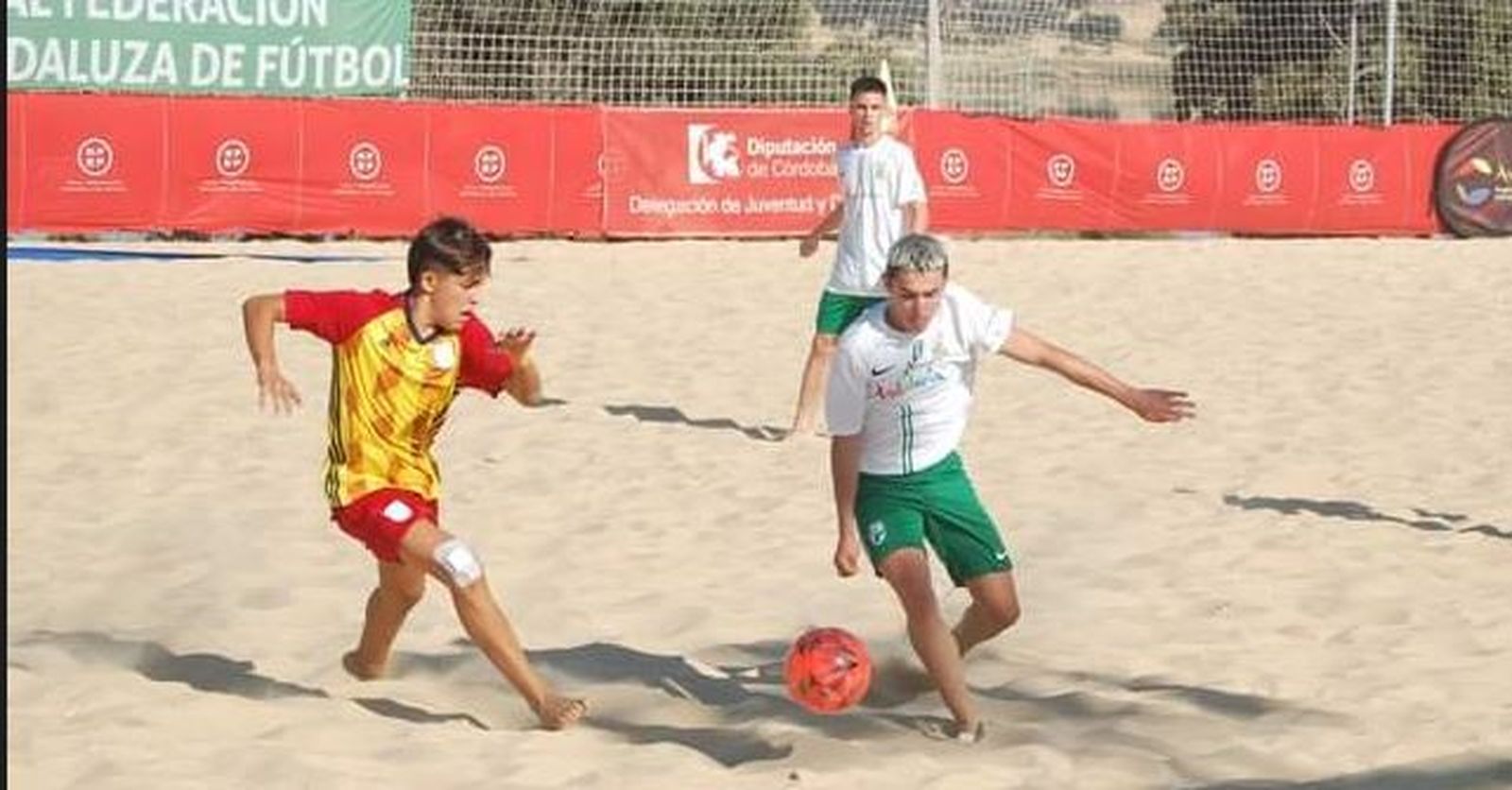 Alberto Espinosa conduce el balón en un partido con la selección andaluza