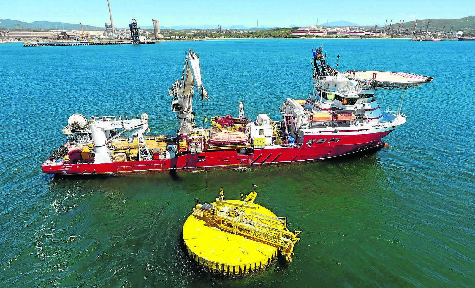 El buque ‘Swordfish’ durante sus operaciones en la Bahía de Algeciras.