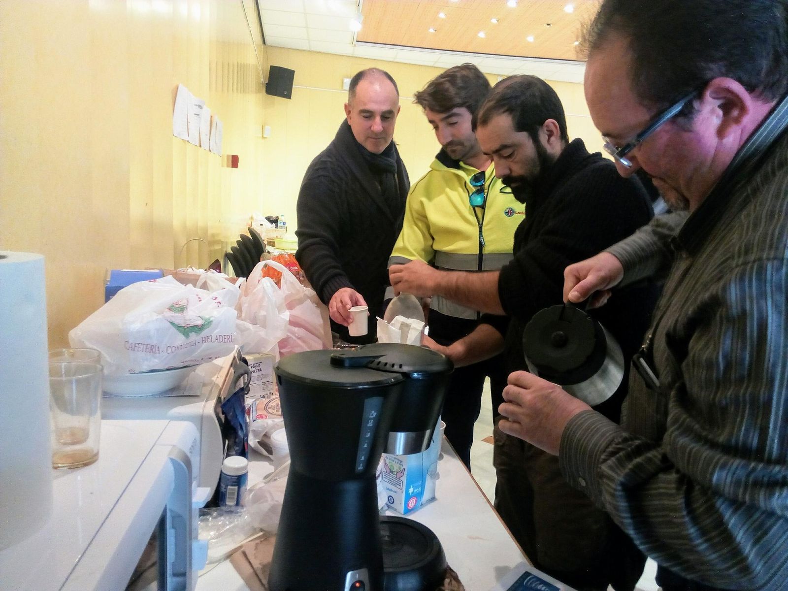 Trabajadores del aeropuerto de la Base tomándose un café en el encierro tras la asamblea que se celebró ayer por la mañana.