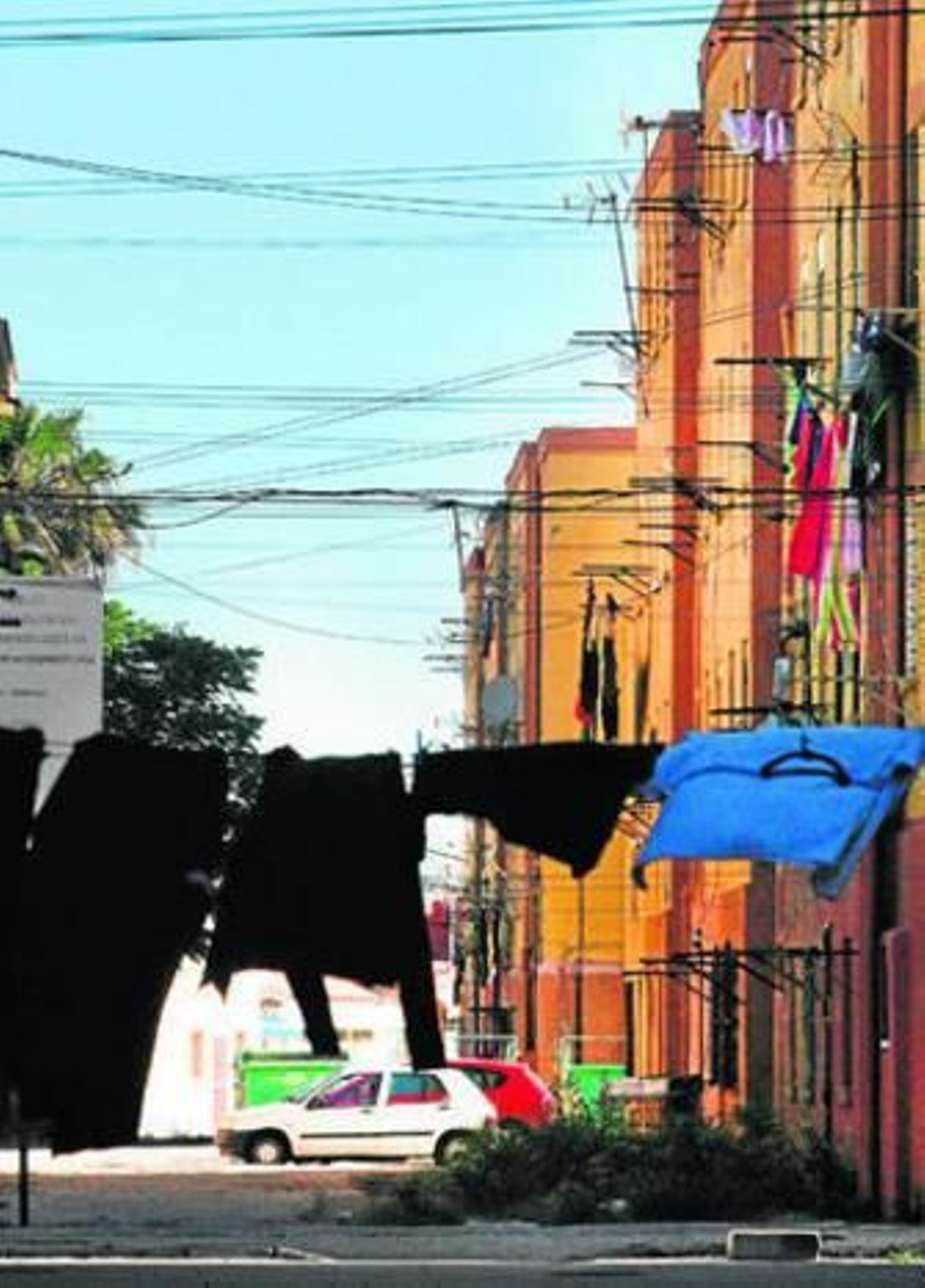 Varios cables de electricidad y telefonía se cruzan en la barriada de San Bernardo.