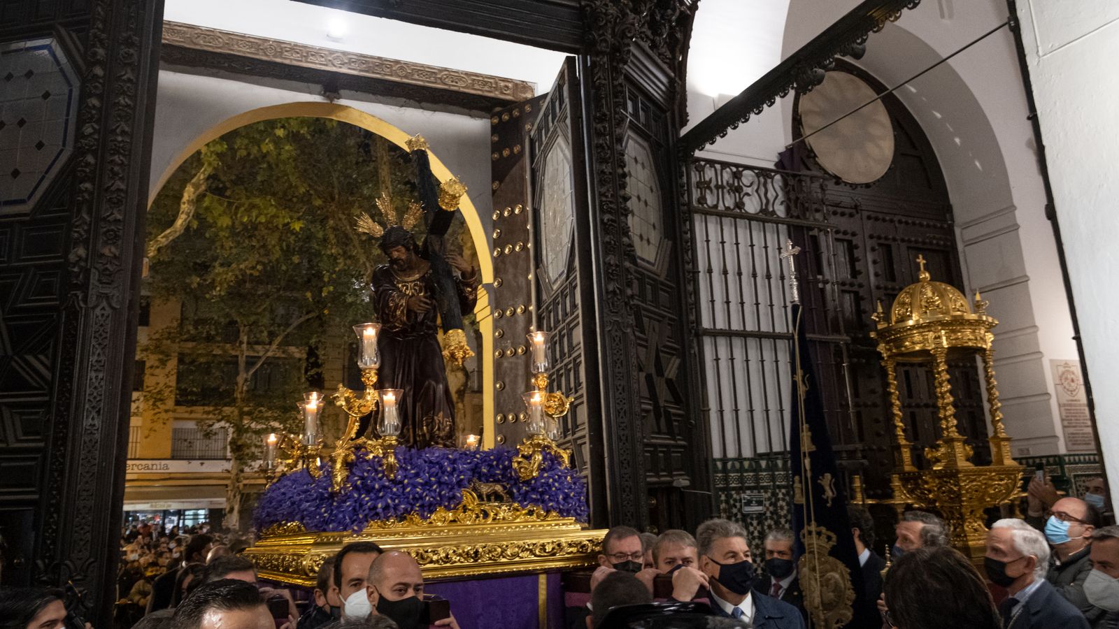 El vía crucis extraordinario de la Candelaria, en imágenes