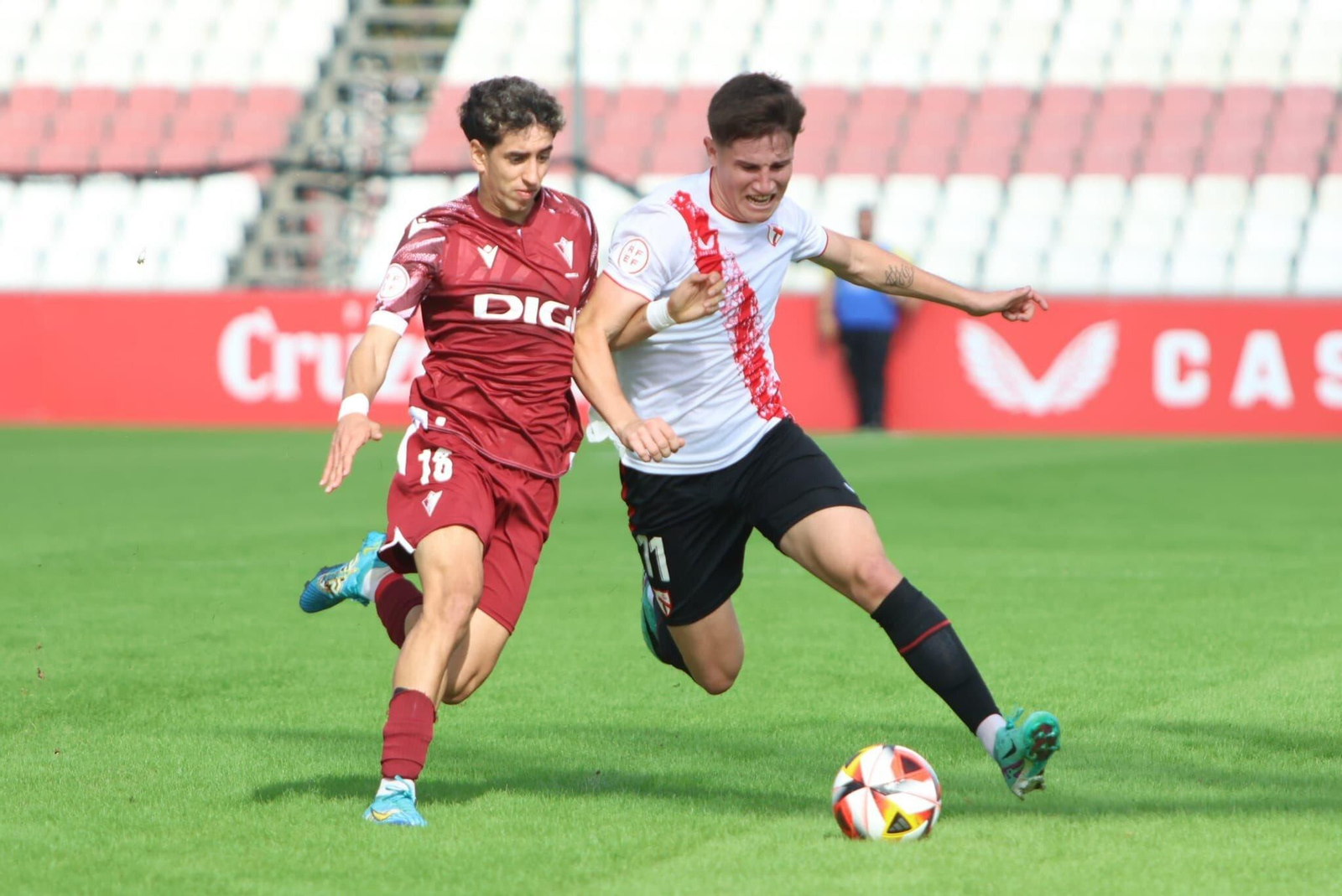 Oso, autor del 4-0, trata de imponer su potencia ante Fran Júnior.