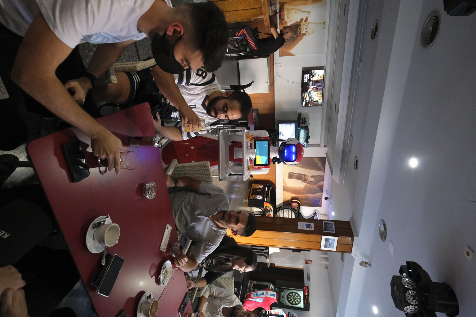 Fotogalería de Herbelita, la robot camarera de El Alquián.