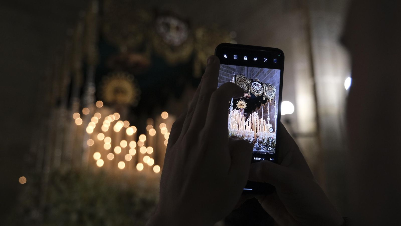 Estudiantes en la Semana Santa de Almería 2025