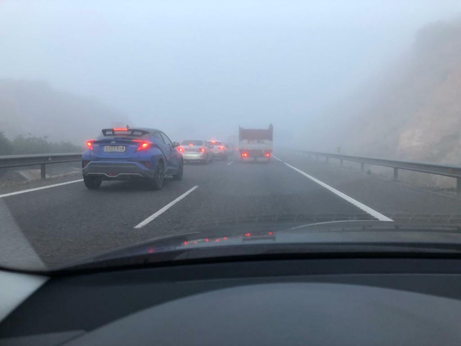 La niebla complica aún más la circulación en la A-7 esta mañana