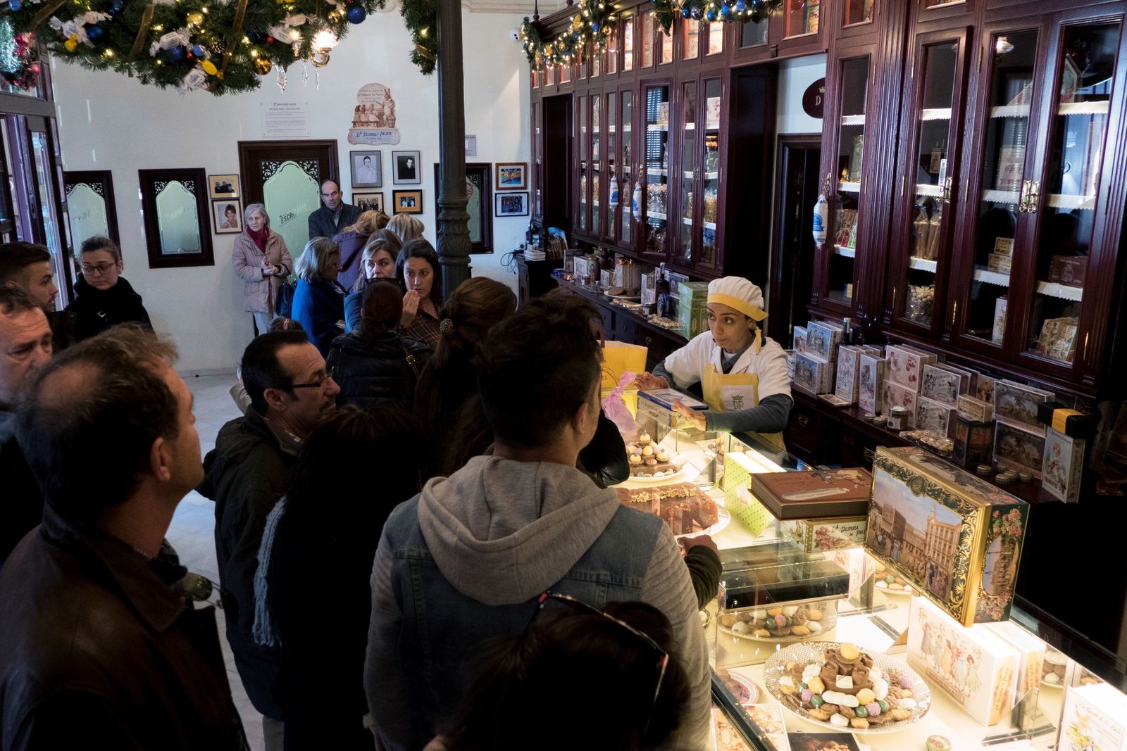 Una dependienta de un establecimiento estepeño de venta de dulces navideños.