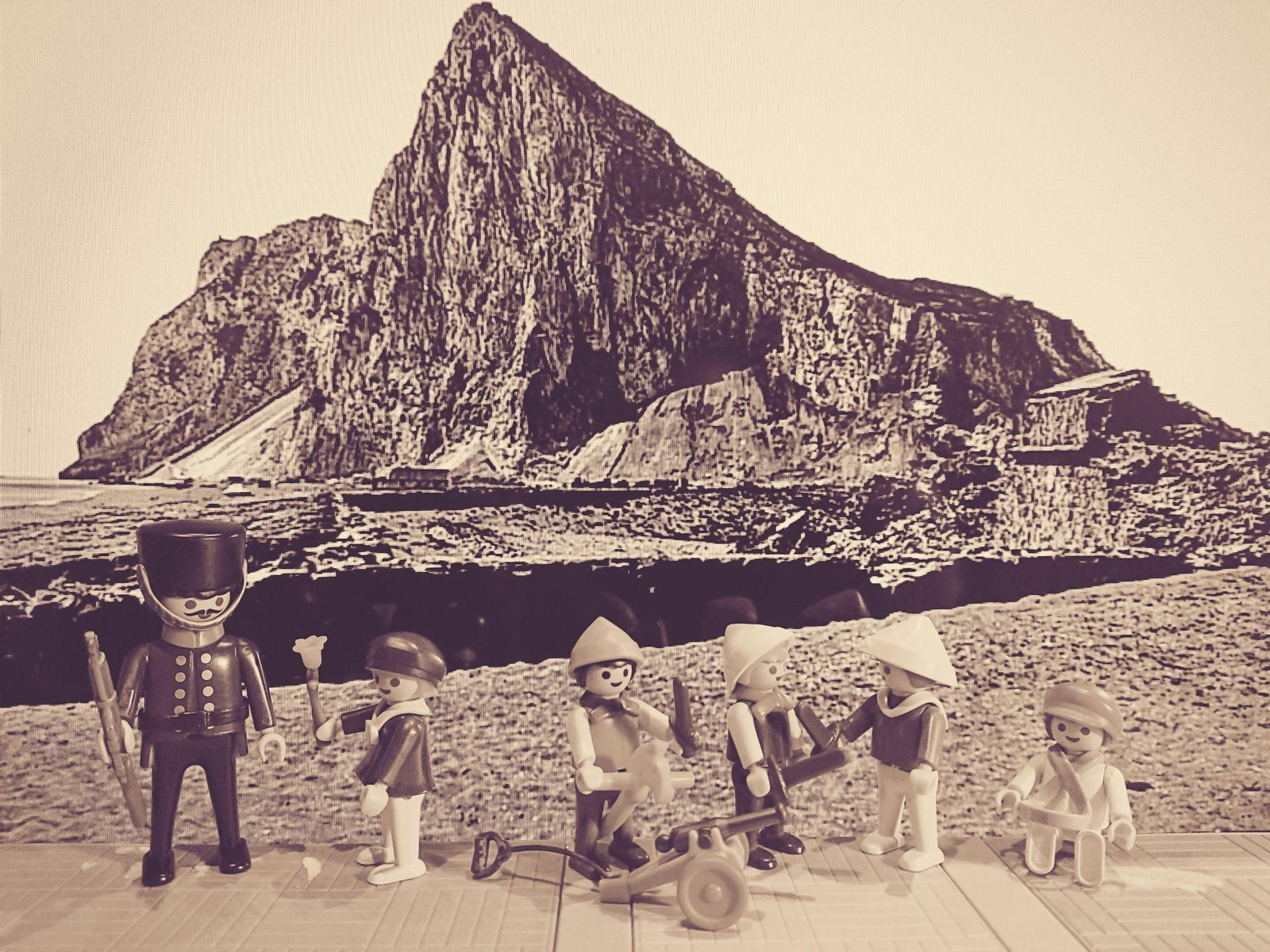 La historia de La Línea, a través de figuras de Playmobil